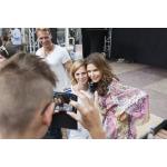 03-09-2015 - Medienagentur Greiffenberg - Unter_uns Fantreffen_2015 - Tabea Heynig mit einem Fan.jpg